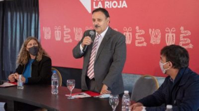 El gobernador de La Rioja firmó un acuerdo  con cooperativas para ampliar viviendas 