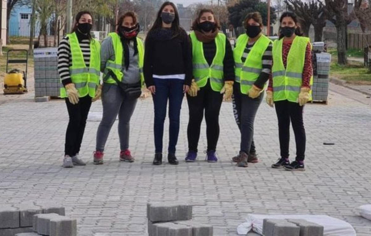 En Buchardo, un grupo de mujeres ejecutan las obras públicas del pueblo