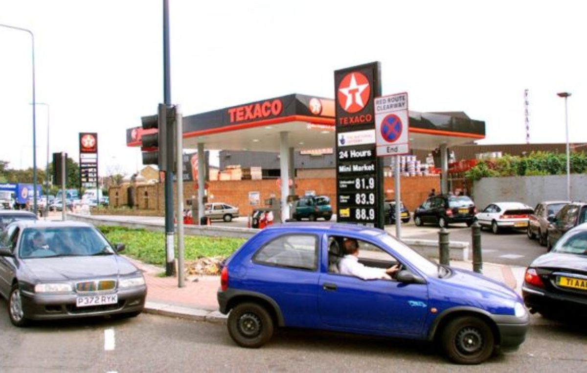 Caos y violencia en las estaciones de servicio británicas ante la escasez de combustible
