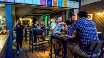 Los bares rosarinos recuperan actividad, pero el 60% de los empleados trabaja en negro