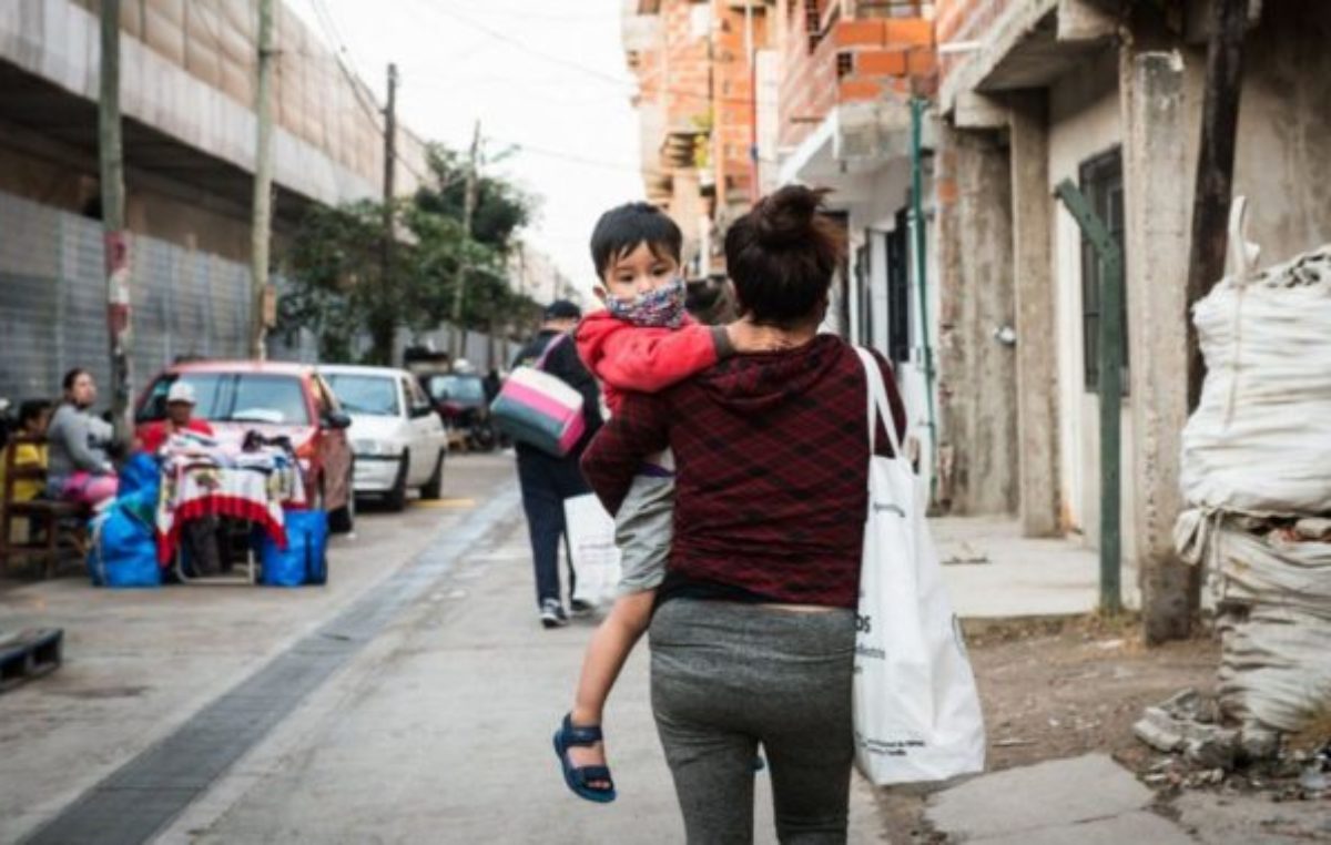 El poder de compra de los planes sociales cayó 23% en dos años