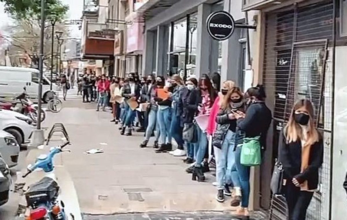 En busca de trabajo: más de dos cuadras de cola para conseguir empleo en un comercio de ropa en Santo Tomé