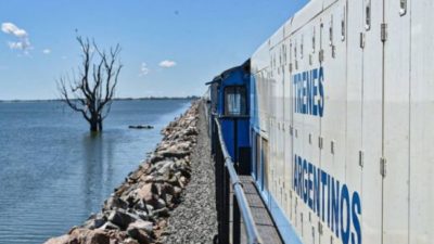 Un lunes de fiesta en el pueblo por el tren que pasa sobre el mar 