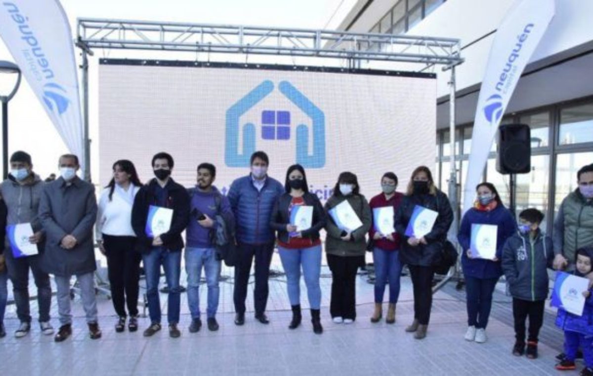 El intendente de Neuquén entregó 150 nuevos lotes con servicios: «Estamos haciendo una ciudad planificada»