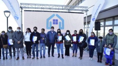 El intendente de Neuquén entregó 150 nuevos lotes con servicios: «Estamos haciendo una ciudad planificada»