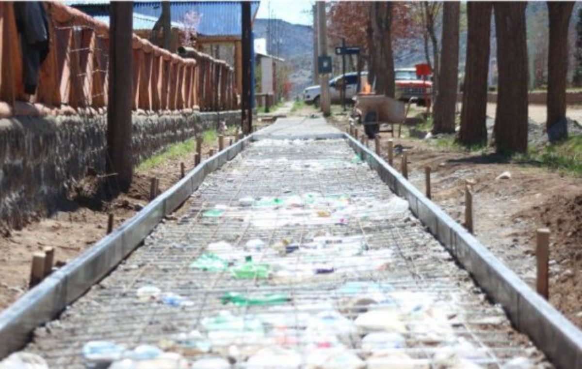 Varvarco ( Neuquén) : usan botellas de plástico como aislante de obra pública