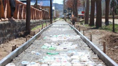 Varvarco ( Neuquén) : usan botellas de plástico como aislante de obra pública