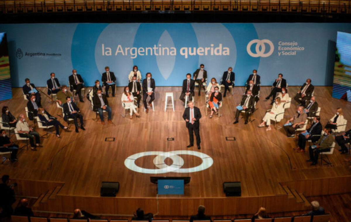 El Gobierno reactiva el diálogo tripartito