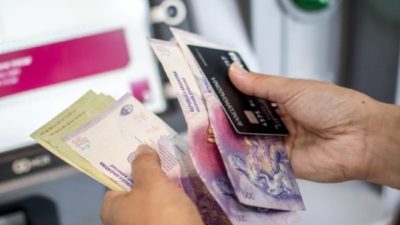 Sueldos: ¿cuánto ganan hoy en dólares los argentinos y cuánto perdieron en cuatro años?