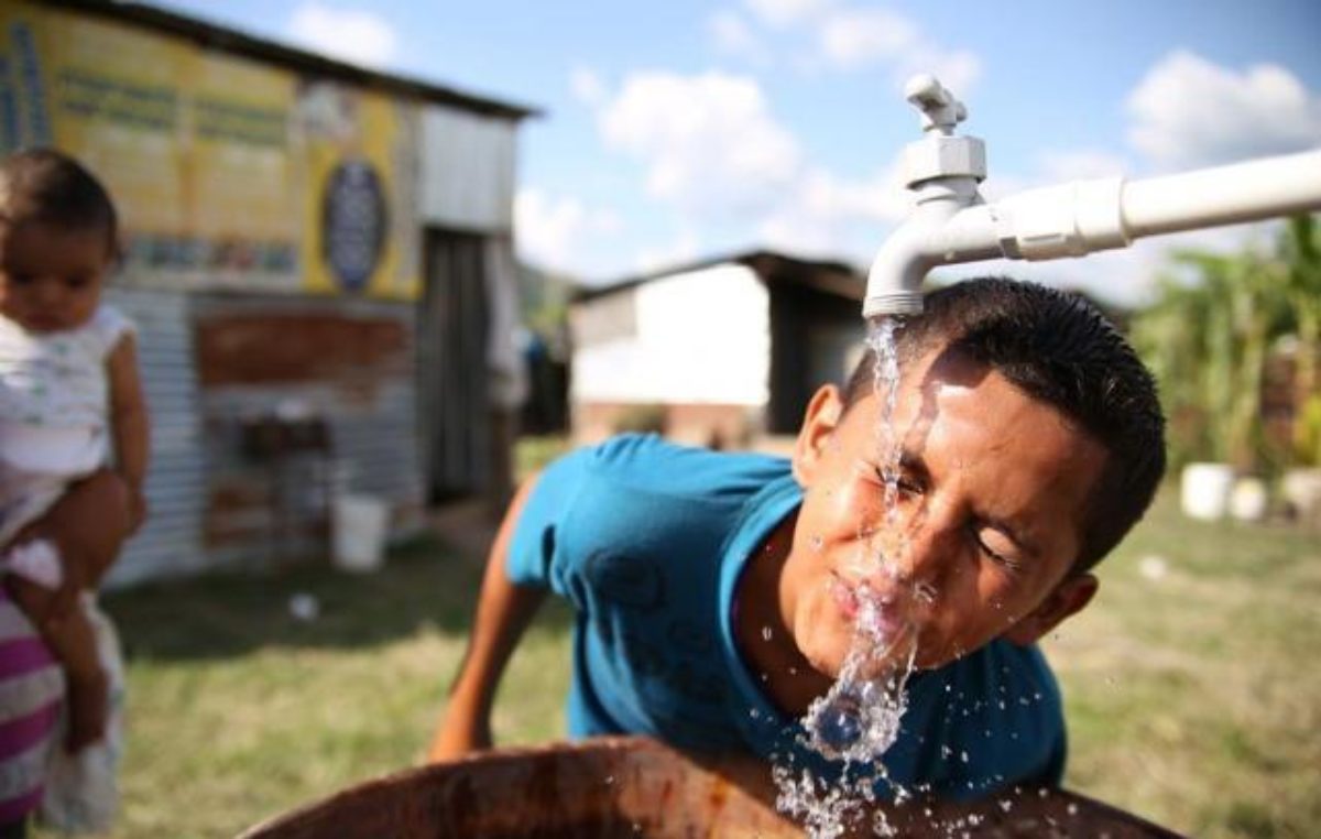 Firmaron dos convenios para proveer de agua potable a comunidades originarias