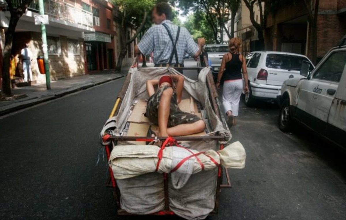 El 43,8 de la población sigue en la pobreza 