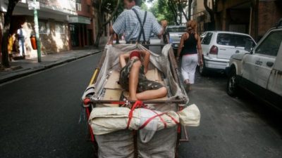 El 43,8 de la población sigue en la pobreza 