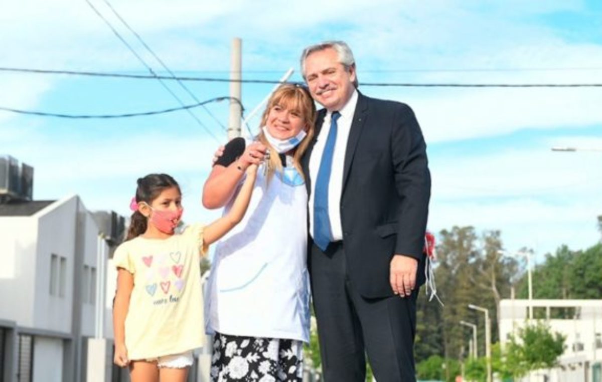 Alberto Fernández entregó la vivienda 30 mil de su gestión