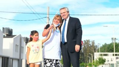 Alberto Fernández entregó la vivienda 30 mil de su gestión