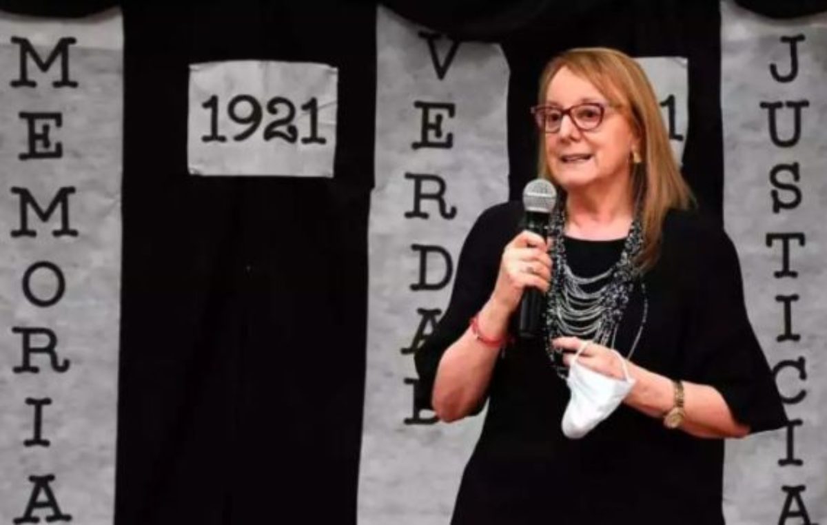 La gobernadora de Santa Cruz en homenaje a Juan Esteban, trabajador rural protagonista de las huelgas