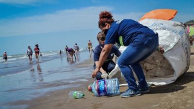 Los cartoneros concientizan sobre la importancia de la limpieza de las playas