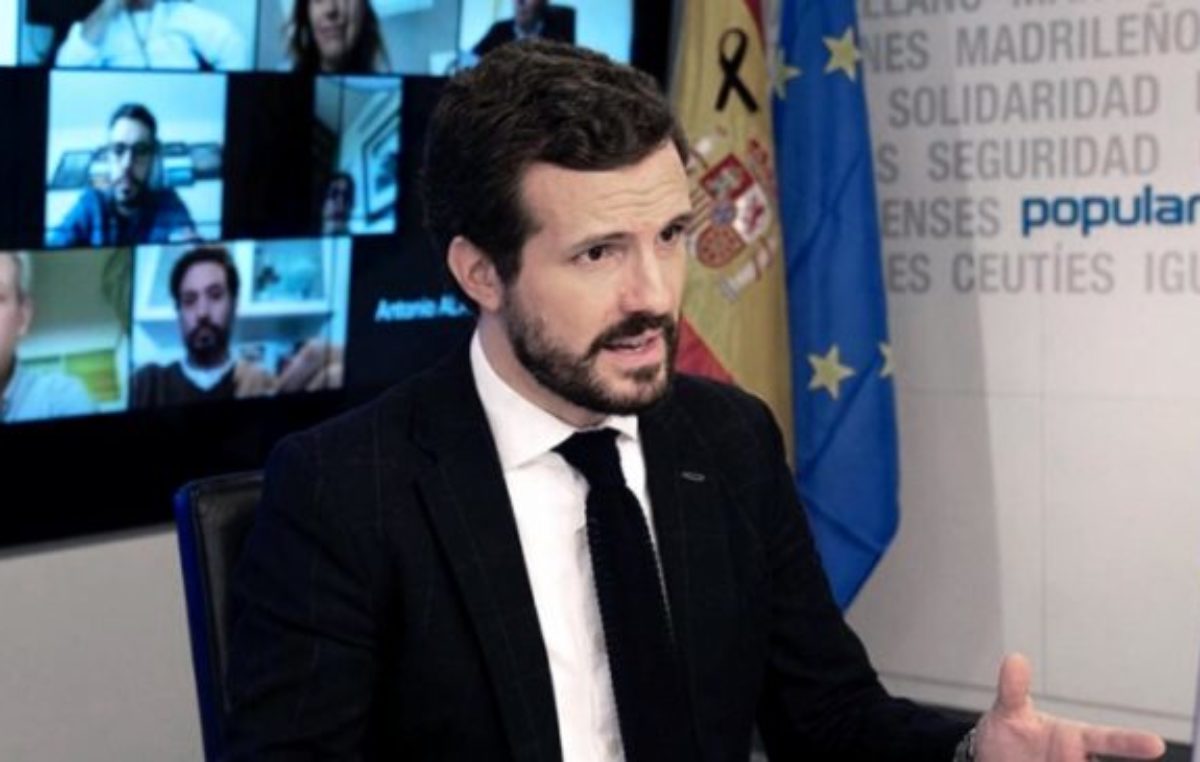 El líder del PP está en la cuerda floja por la pelea interna con la presidenta de Madrid
