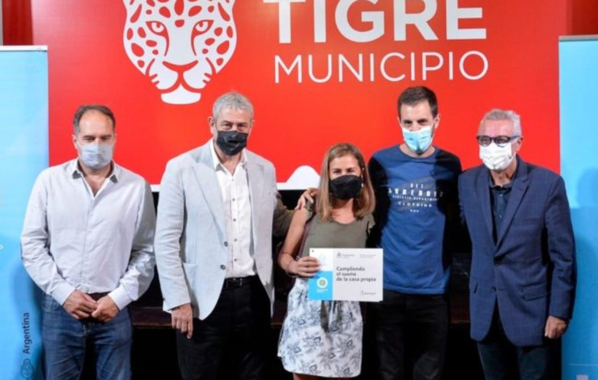 Julio Zamora y Jorge Ferraresi entregaron créditos Casa Propia a familias de Tigre