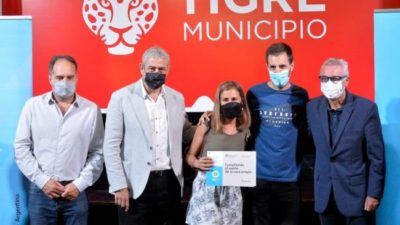 Julio Zamora y Jorge Ferraresi entregaron créditos Casa Propia a familias de Tigre