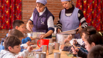 Jaqueados por la inflación, los comedores escolares en Santa Fe atienden cada vez más chicos