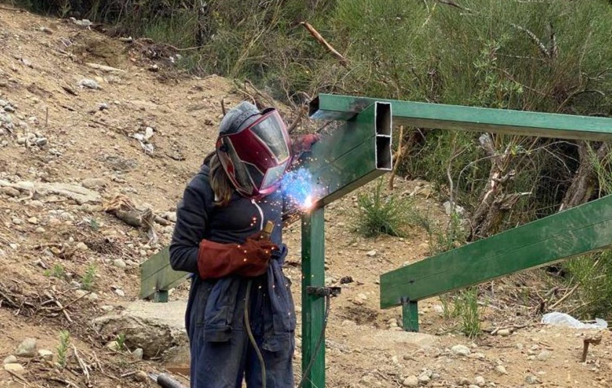 Bariloche: Mujeres herreras trabajan en un programa de mejoramiento de barrios