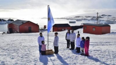 Con 15 alumnos, la única escuela de la Antártida reabrió sus puertas en la base Esperanza