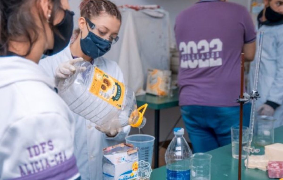 Economía circular: Alicia convierte aceite usado en jabones artesanales