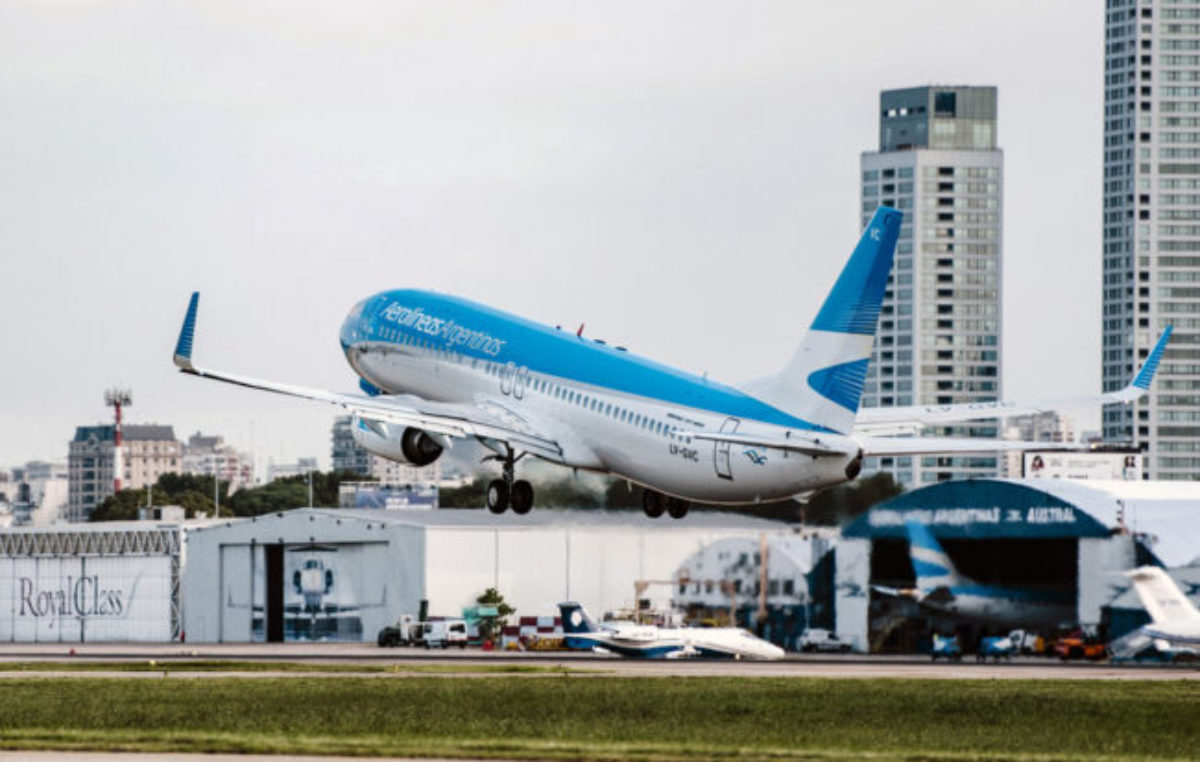 Los números de Aerolíneas Argentinas:  redujo un 34 por ciento sus pérdidas y aportó 35 mil millones de pesos a las arcas públicas