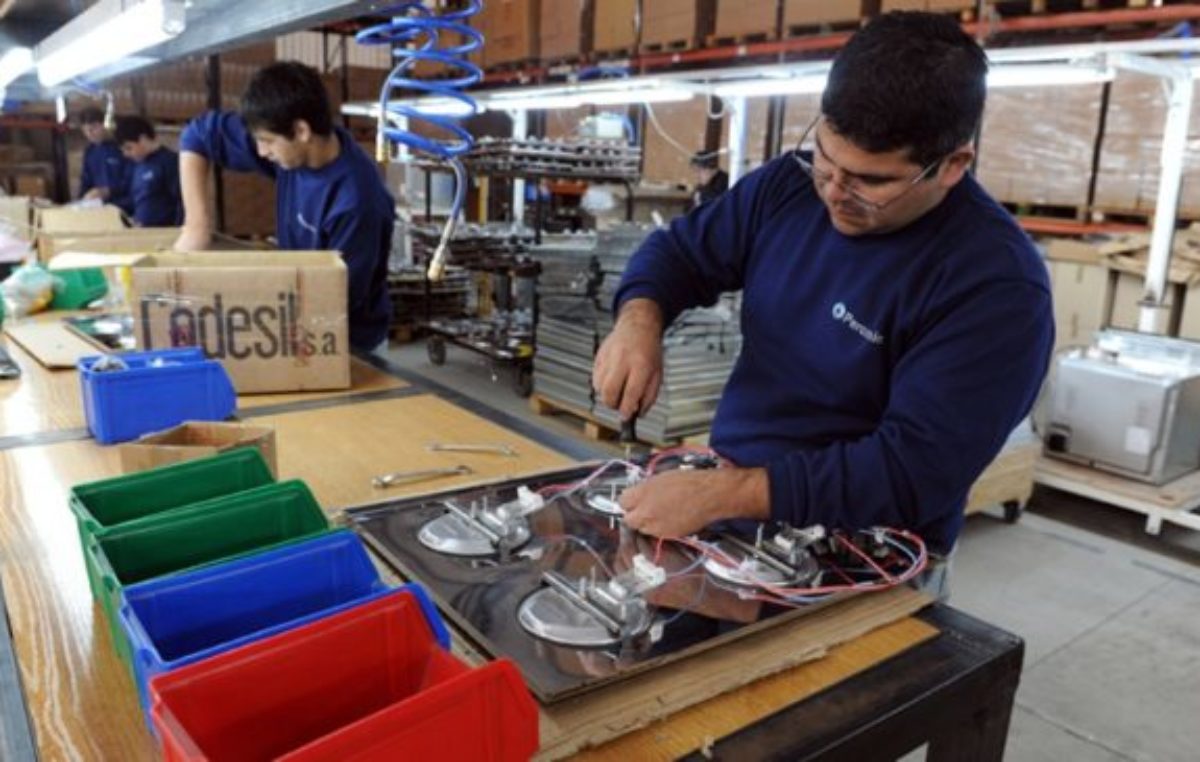 La tasa de desocupación bajó al 7% en el primer trimestre del año