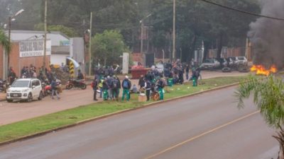 Se recrudece el conflicto, municipales de paro cortan varias calles y avenidas de Posadas