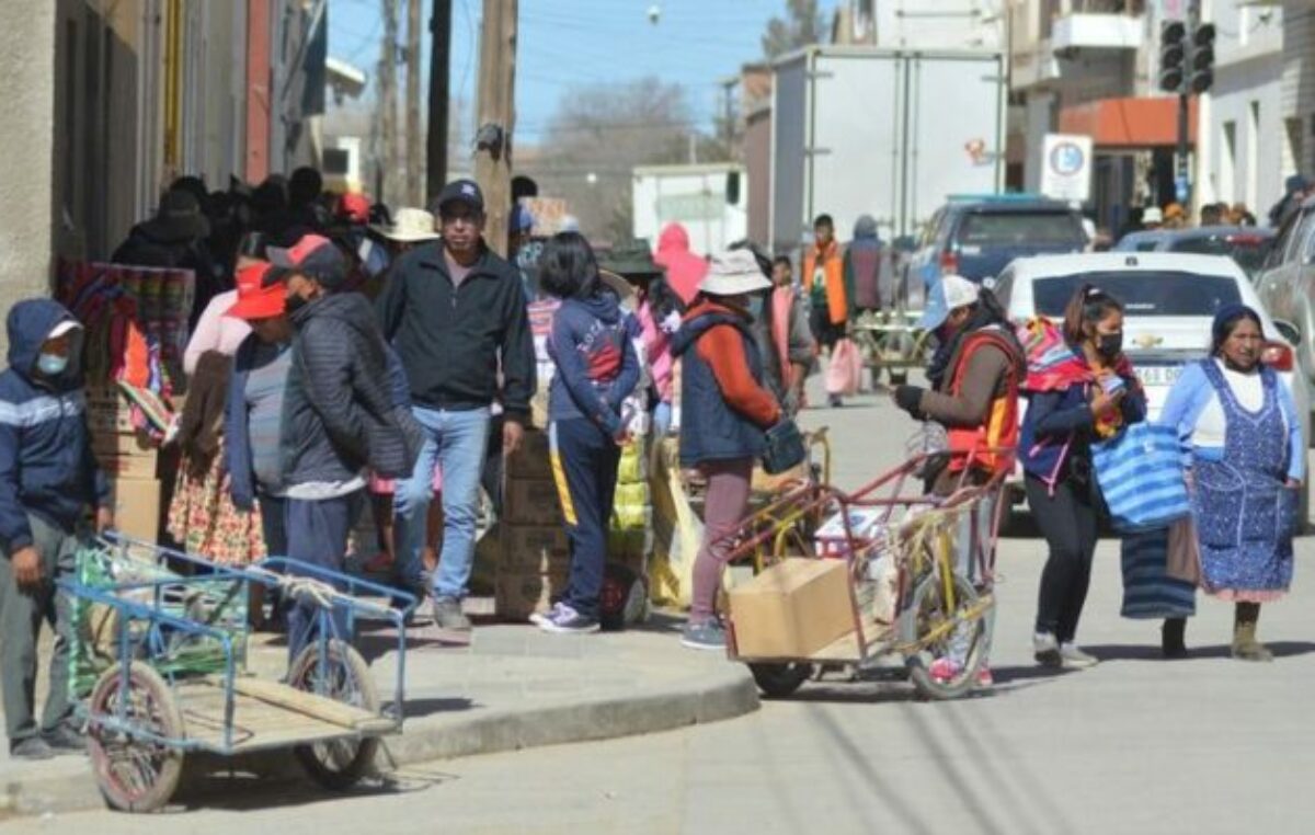 Por la devaluación, llegan desde Bolivia a La Quiaca a comprar de todo