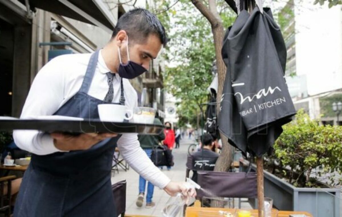 Hoteles y Restaurantes lidera la creación de empleo y superó a la Construcción