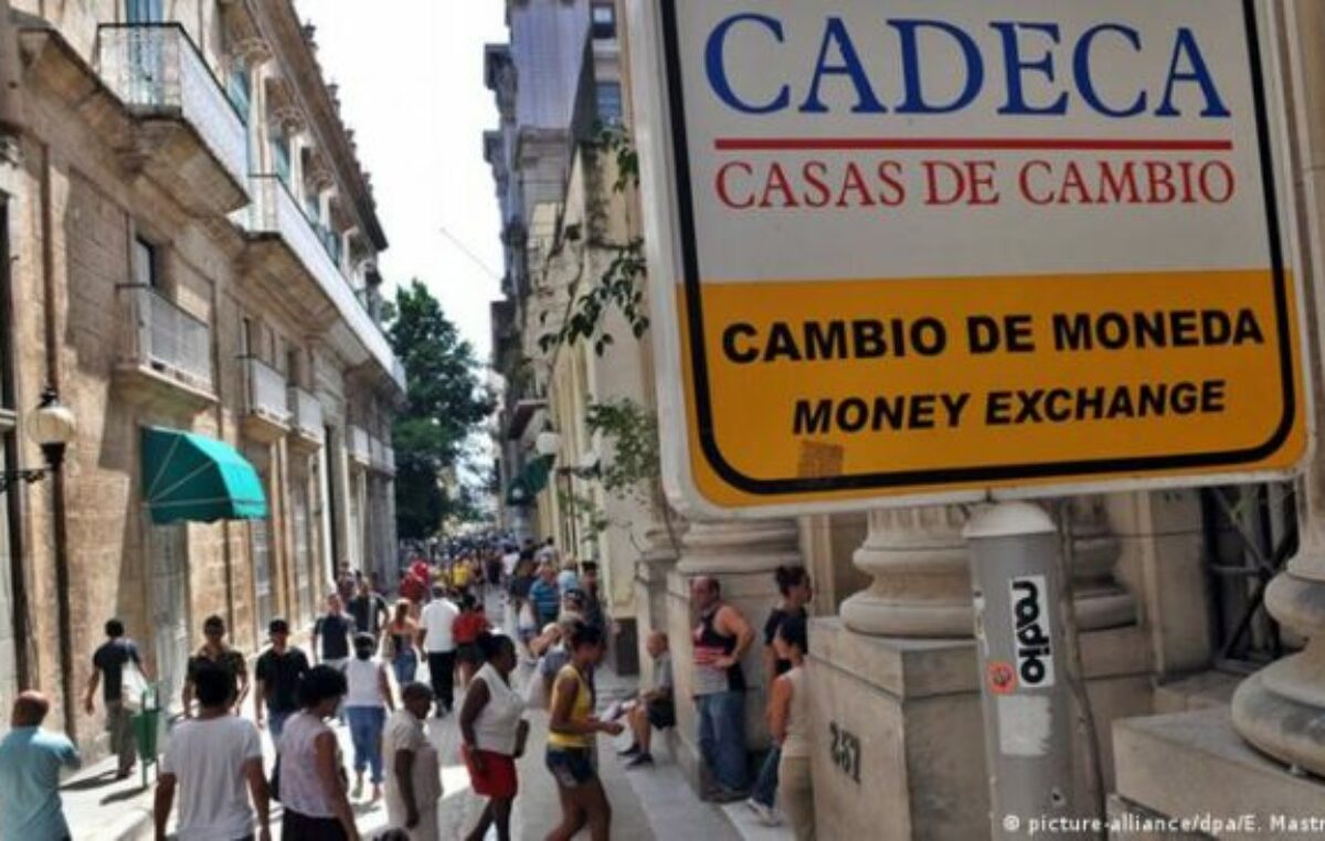 Cuba empieza a vender dólares para generar un mercado cambiario