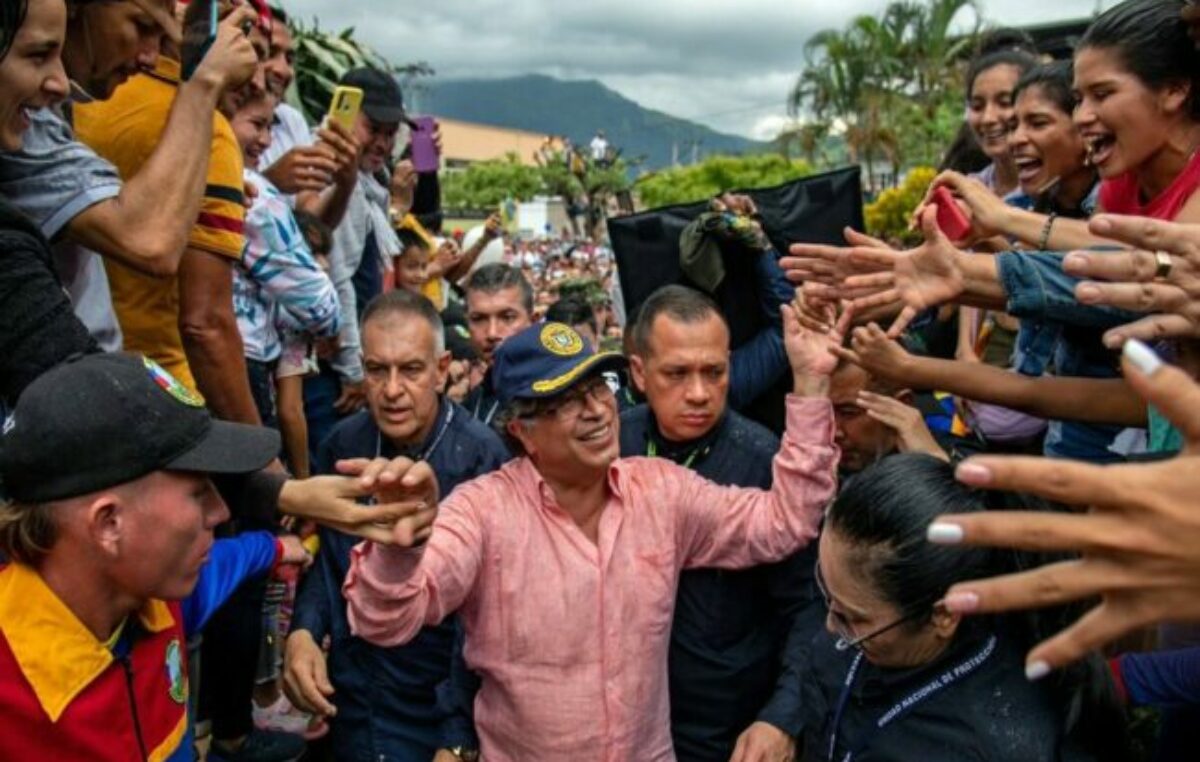 Colombia: la tregua pedida por Gustavo Petro y los 15 mil documentos desclasificados
