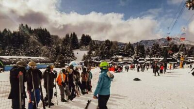 Después de tres años, el programa municipal de esquí social volvió al cerro Catedral