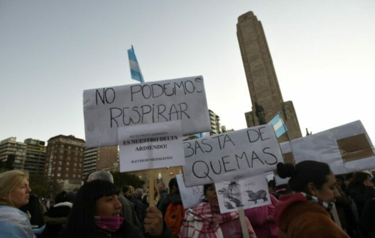 Con una columna de humo de fondo, Rosario exige que se terminen las quemas en las islas