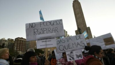 Con una columna de humo de fondo, Rosario exige que se terminen las quemas en las islas