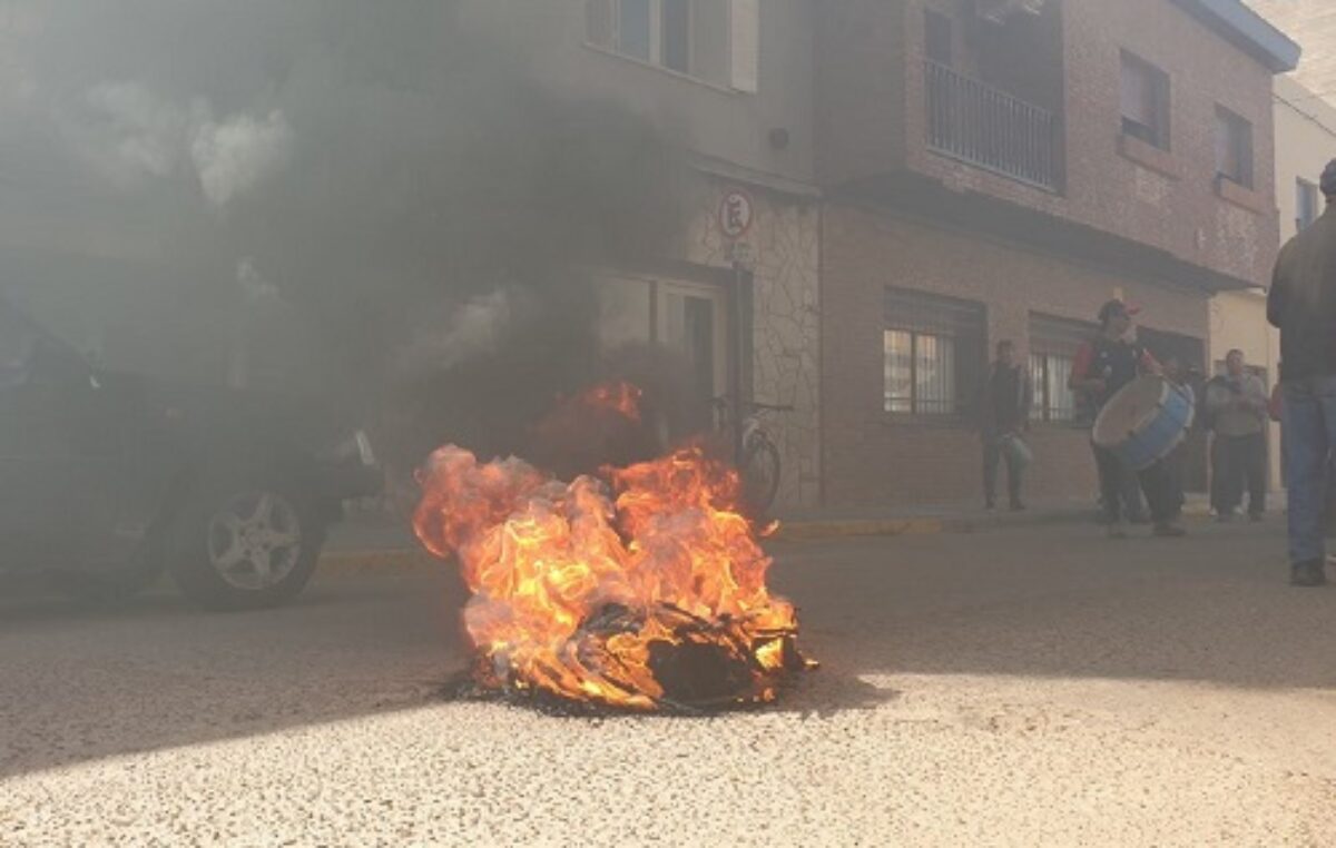 Con quema de neumáticos, los municipales de Gualeguaychú protestaron frente a Trabajo