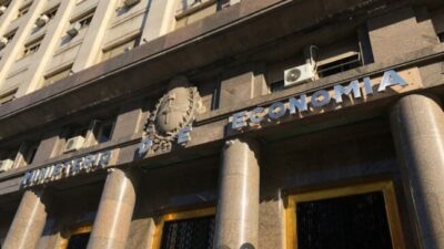 Por tercer mes consecutivo, el gasto público nacional creció por debajo de la inflación