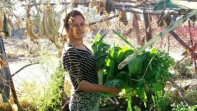 Convirtió los pocos metros de fondo en una “verdulería natural” que abastece a su familia y vecinos salteños