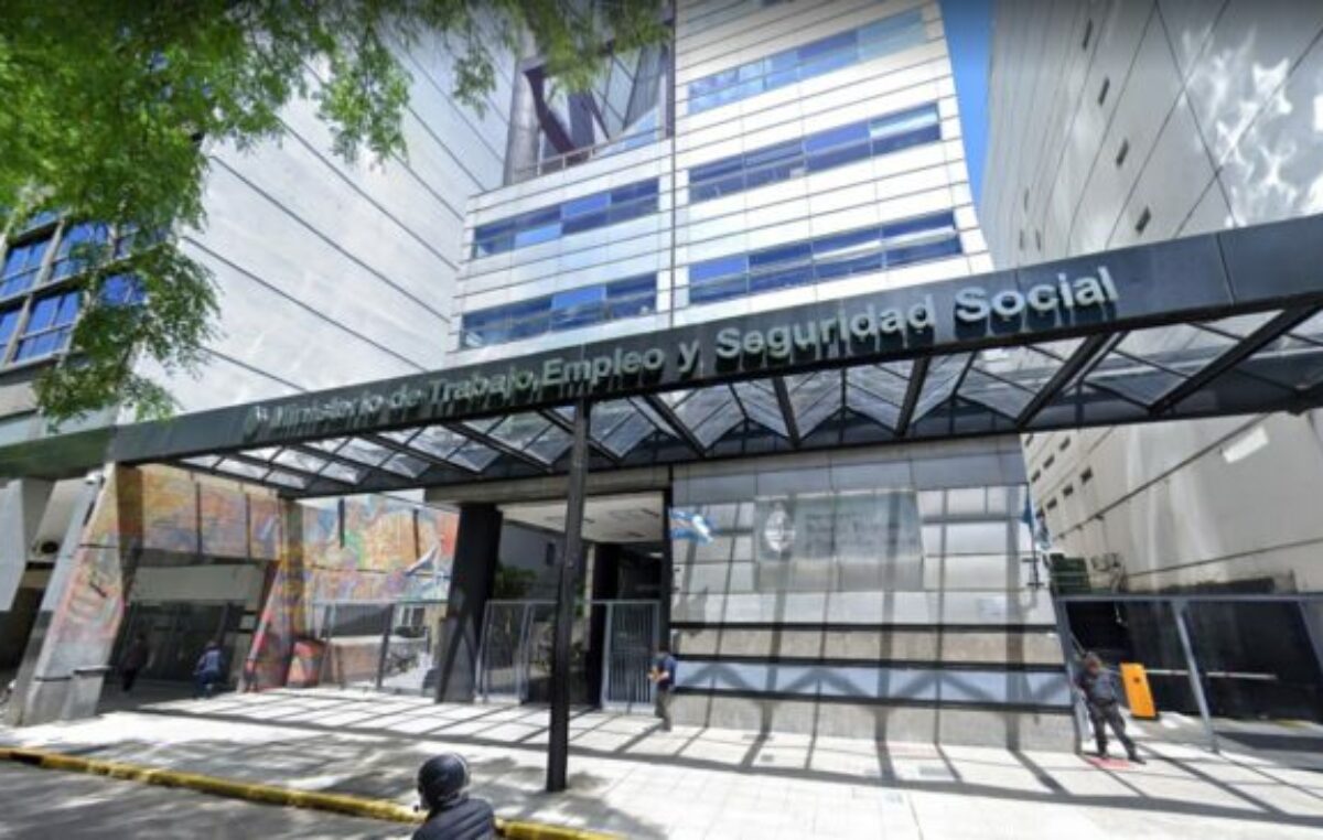 Acordaron un aumento del 20% del salario mínimo en cuatro tramos