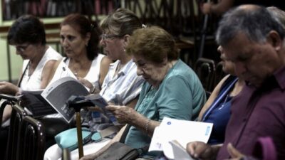 Estatales y docentes fueguinos podrán jubilarse a los 55 años y llegar hasta el 88% móvil