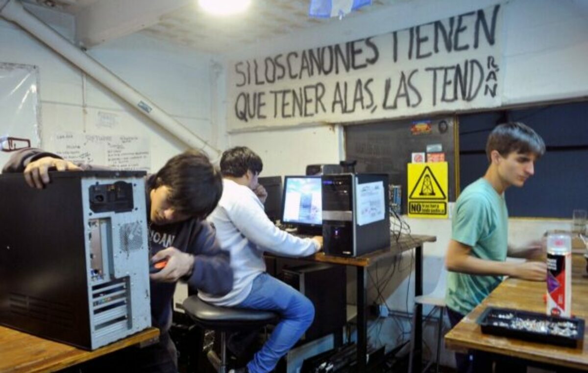 La historia de los pibes que reciclan computadoras en la economía popular