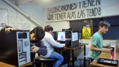 La historia de los pibes que reciclan computadoras en la economía popular