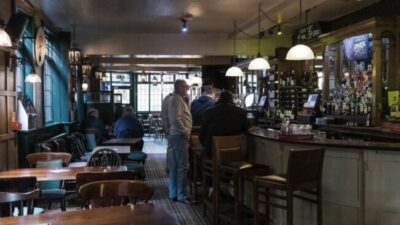 Sin subsidios al consumo de luz se podría generar un cierre masivo de pubs en Reino Unido