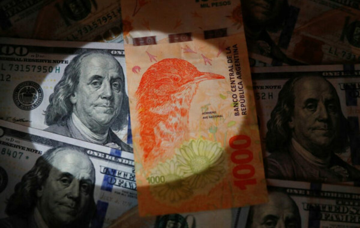 ¿Cuánta plata tienen los argentinos fuera del sistema bancario nacional?