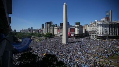 Entre la alegría y la Corte