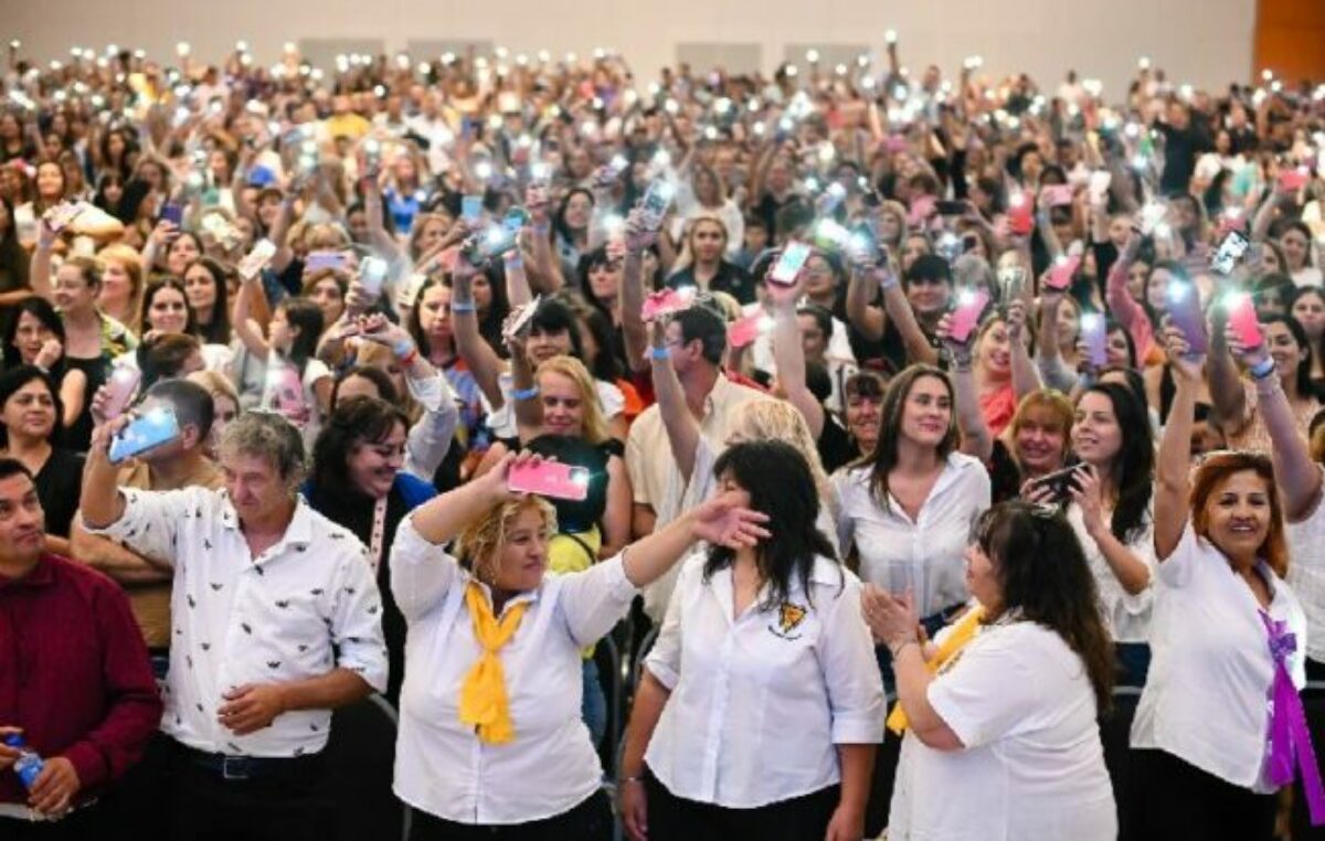 El intendente de Córdoba entregó más de 1.450 chapas de taxis y remises a mujeres