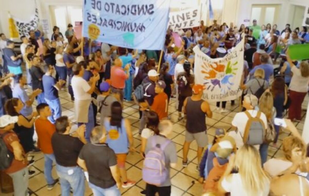 Con quite de colaboración y marcha, municipales coparon la Municipalidad de Necochea