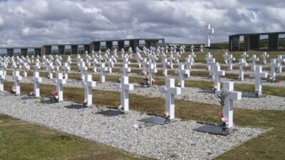 Recrearán el cementerio de Darwin de las Islas Malvinas en Mar del Plata